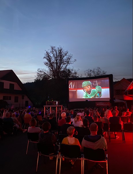 KINO POD LUNO v Dolu na Levčevi domačiji v avgustu 2024